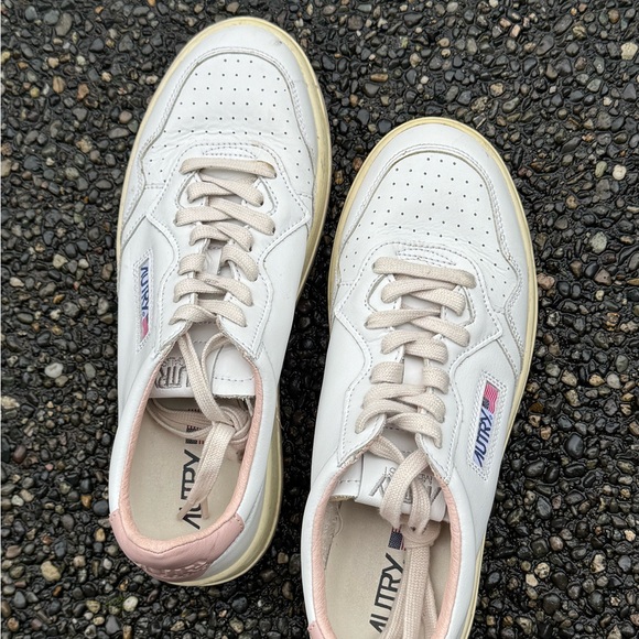 Women’s white leather Autry sneakers! - Picture 2 of 4